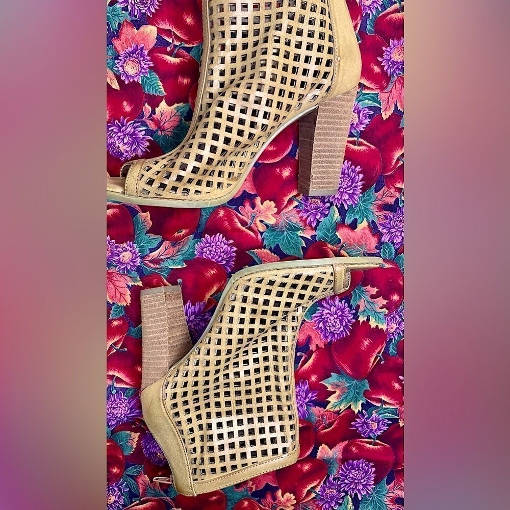 REPORT Heels l Leather Ankle Shoes l Peep Toe l Stack 3 1/2” Heel l size 8 EUC